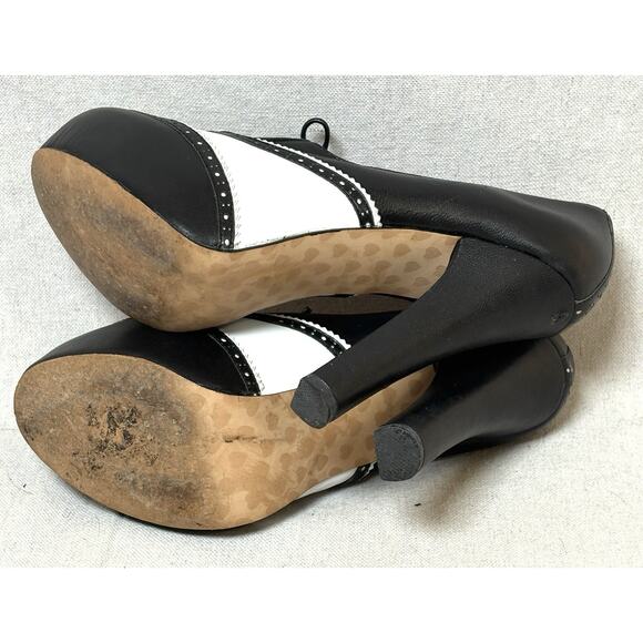 BETSEY JOHNSON Black and White Napoleon Oxford Wingtip Pump Women's Size 6.5 - Picture 6 of 7